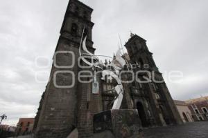 COLOCAN ESCULTURAS EN ATRIO DE CATEDRAL