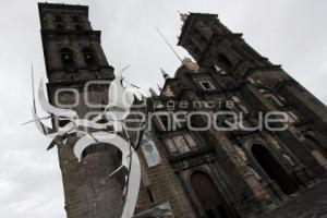 COLOCAN ESCULTURAS EN ATRIO DE CATEDRAL