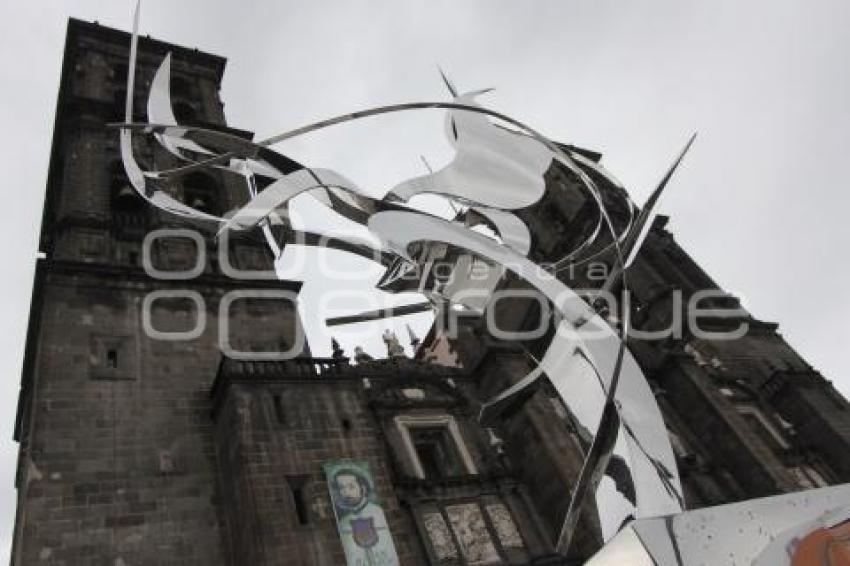 COLOCAN ESCULTURAS EN ATRIO DE CATEDRAL