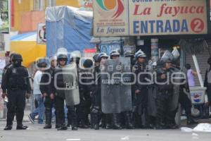 ENFRENTAMIENTO ENTRE POLICÍAS Y COMERCIANTES . LA FAYUCA