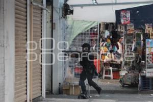 ENFRENTAMIENTO ENTRE POLICÍAS Y COMERCIANTES . LA FAYUCA