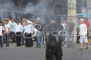 ENFRENTAMIENTO ENTRE POLICÍAS Y COMERCIANTES . LA FAYUCA