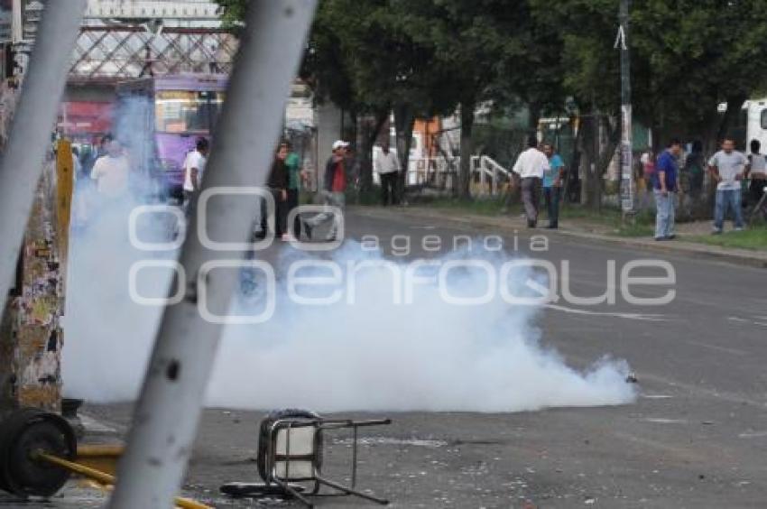 ENFRENTAMIENTO ENTRE POLICÍAS Y COMERCIANTES . LA FAYUCA