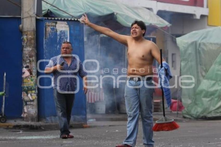 ENFRENTAMIENTO ENTRE POLICÍAS Y COMERCIANTES . LA FAYUCA