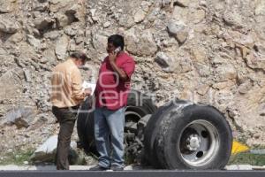 CAMIÓN VOLCADO EN PERIFÉRICO