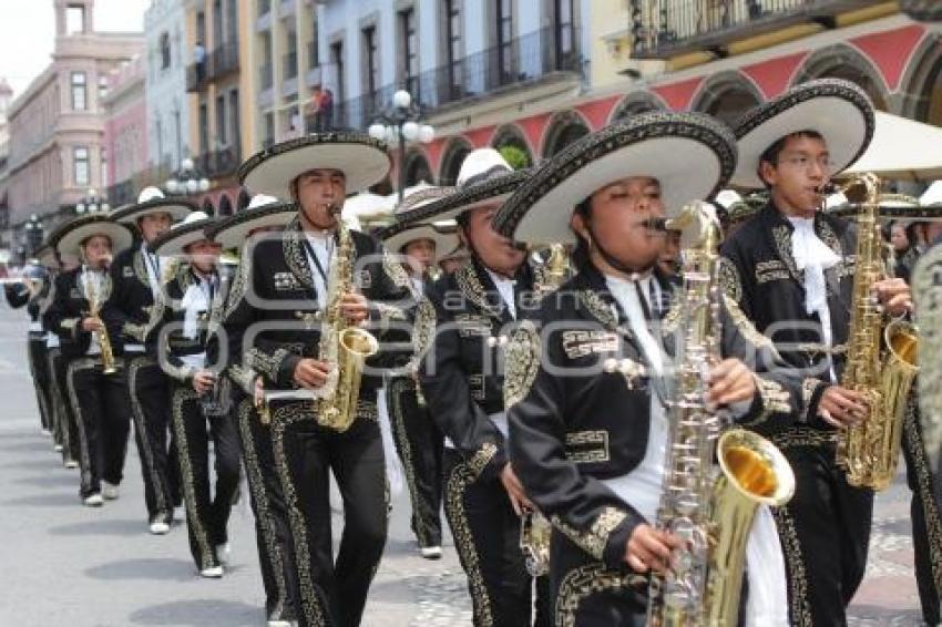 BANDAS DE MÚSICA . DESFILE