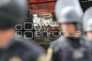 ENFRENTAMIENTO ENTRE POLICÍAS Y COMERCIANTES . LA FAYUCA