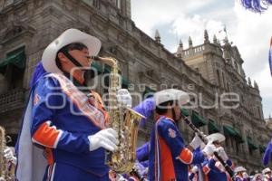 BANDAS DE MÚSICA . DESFILE