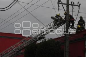 BOMBEROS RESCATAN A HOMBRE ELECTROCUTADO