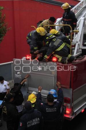 BOMBEROS RESCATAN A HOMBRE ELECTROCUTADO