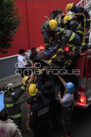 BOMBEROS RESCATAN A HOMBRE ELECTROCUTADO