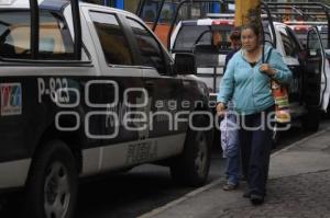 PRESENCIA POLICIACA FRENTE AL CENTRO COERCIAL "LA RAZA"