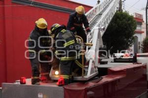 BOMBEROS RESCATAN A HOMBRE ELECTROCUTADO