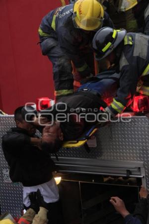 BOMBEROS RESCATAN A HOMBRE ELECTROCUTADO