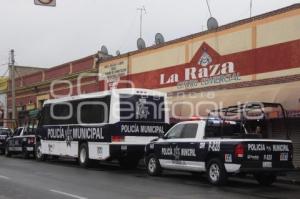 PRESENCIA POLICIACA FRENTE AL CENTRO COERCIAL "LA RAZA"