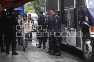 PRESENCIA POLICIACA FRENTE AL CENTRO COERCIAL "LA RAZA"