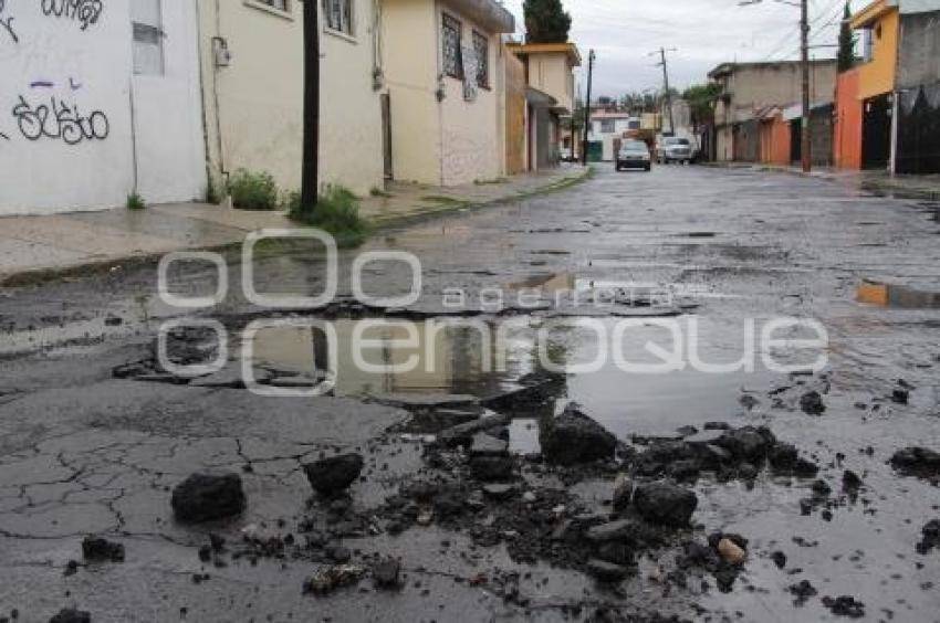 BACHE CON FUGA DE AGUA . BUGAMBILIAS