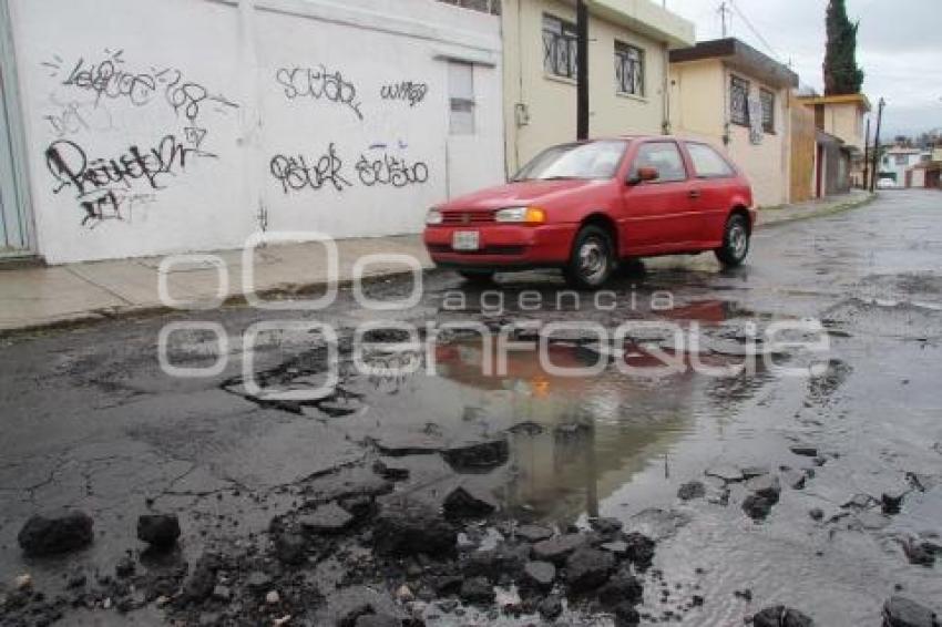 BACHE CON FUGA DE AGUA . BUGAMBILIAS