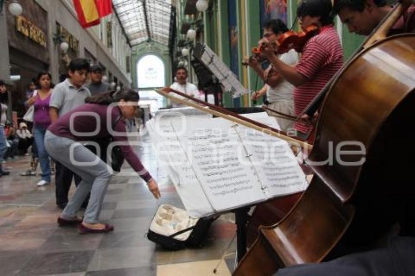 MÚSICOS CLÁSICOS EN EL PASAJE DEL AYUNTAMIENTO