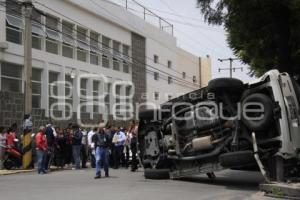 VOLCADURA EN EL CRUCE DE LA 11 PONIENTE Y 15 SUR