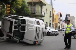 VOLCADURA EN EL CRUCE DE LA 11 PONIENTE Y 15 SUR