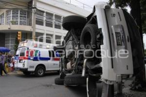 VOLCADURA EN EL CRUCE DE LA 11 PONIENTE Y 15 SUR