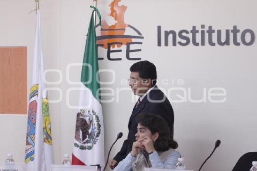 SESIÓN EXTRAORDINARIA EN EL IEE