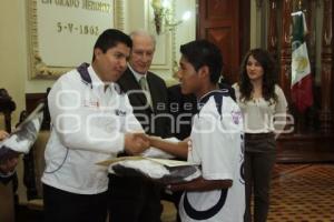 ENTREGA RECONOCIMIENTO RIVERA A EQUIPOS DE FÚTBOL