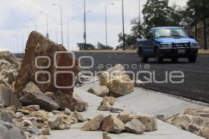 PIEDRAS SOBRE PERIFERICO ECOLOGICO