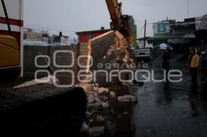 DERRIBAN MURO COMERCIO CENTRAL DE ABASTO