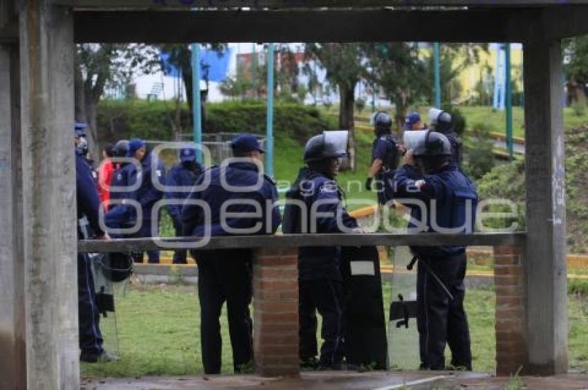 VECINOS DE LA COLONIA MORELOS IMPIDEN QUE SEA DERRIBADA UNA UNIDAD DEPORTIVA.