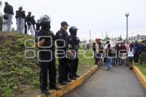 VECINOS DE LA COLONIA MORELOS IMPIDEN QUE SEA DERRIBADA UNA UNIDAD DEPORTIVA.