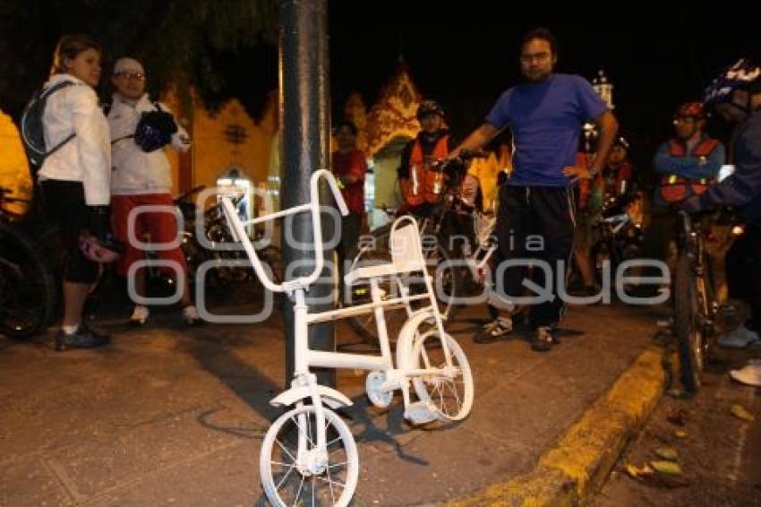 BICICLETA BLANCA . CASA AGUAYO