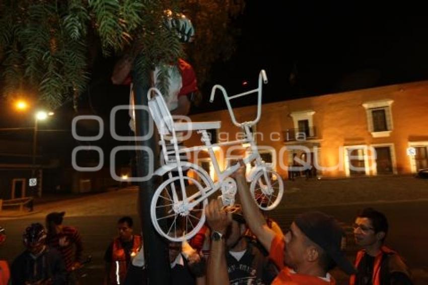 BICICLETA BLANCA . CASA AGUAYO