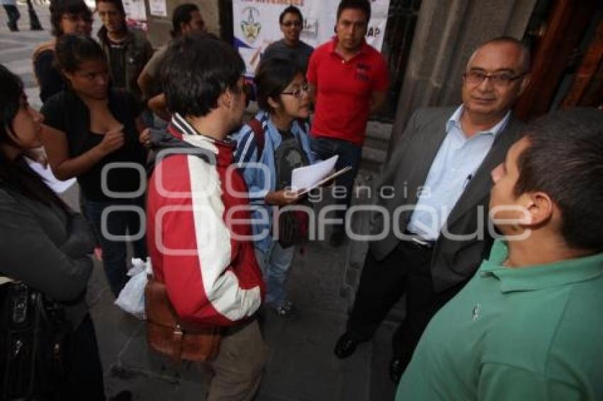 PROTESTA ESTUDIANTES BUAP ECONOMIA