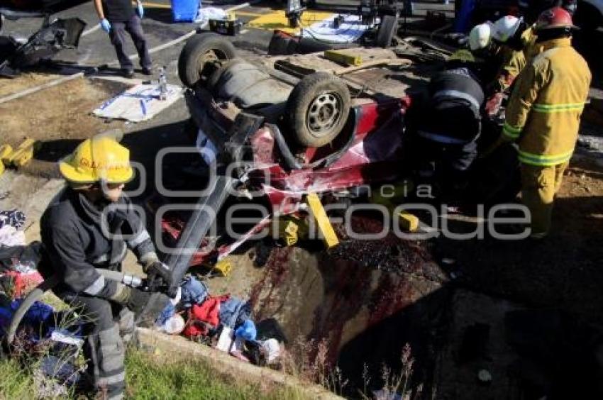 MUEREN TRES PERSONAS EN AUTOPISTA SIGLO XXI