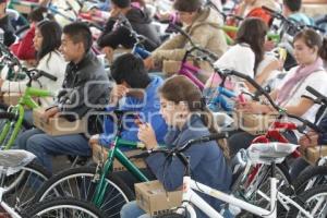 GOBIERNO . COMPUTADORAS Y BICICLETAS