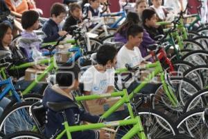 GOBIERNO . COMPUTADORAS Y BICICLETAS