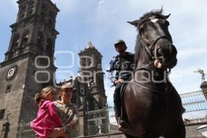 POLICÍA MONTADA EN EL CENTRO DE LA CIUDAD