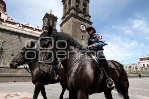 POLICÍA MONTADA EN EL CENTRO DE LA CIUDAD