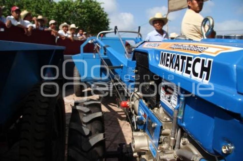 ENTREGAN APOYOS PARA EL CAMPO