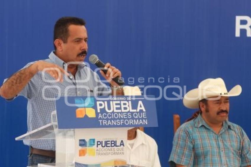 ENTREGAN APOYOS PARA EL CAMPO