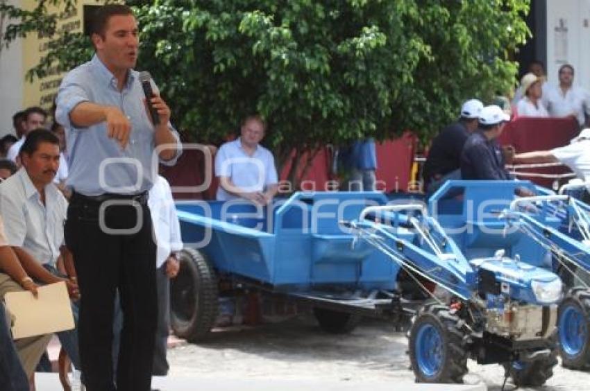 ENTREGAN APOYOS PARA EL CAMPO