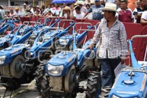 ENTREGAN APOYOS PARA EL CAMPO