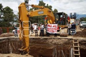 MANIFESTACION FRENTE A LAS OBRAS DE LA CONSTRUCCION DEL VIADUCTO.