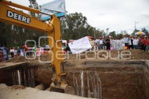 MANIFESTACION FRENTE A LAS OBRAS DE LA CONSTRUCCION DEL VIADUCTO.