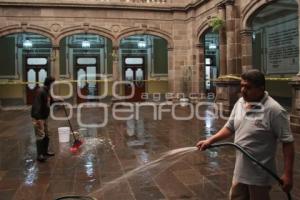 LIMPIAN PATIO DEL PALACIO MUNICIPAL