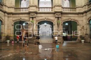 LIMPIAN PATIO DEL PALACIO MUNICIPAL