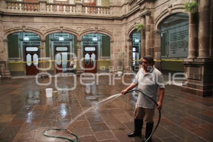 LIMPIAN PATIO DEL PALACIO MUNICIPAL