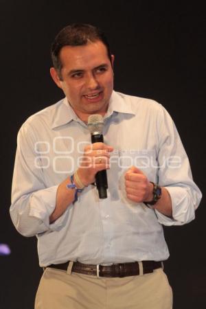 PAN . REUNIÓN . ERNESTO CORDERO